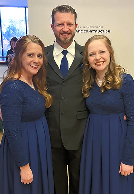 Emmelyn Redd with her parents at the Millennial Choirs and Orchestras concert in 2022.