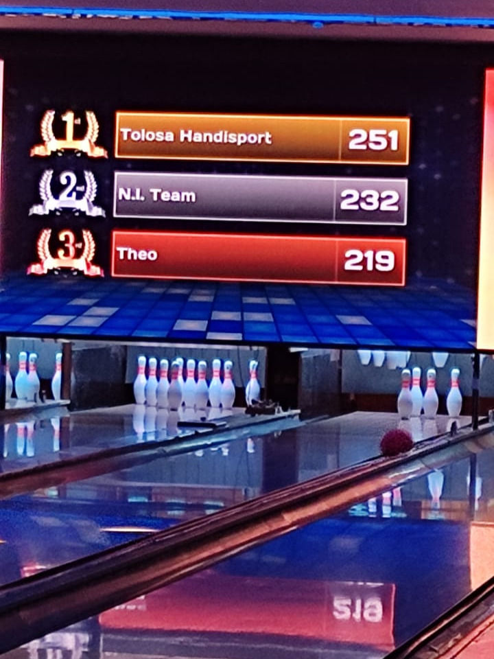 Au-dessus d'une piste de bowling, sont affichés les résultats d'un quizz avec 1er : Tolosa Handisport