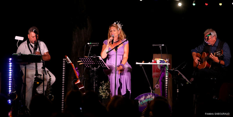 Un groupe de chanteurs sur scène, micro et instruments. Récitals de chansons.