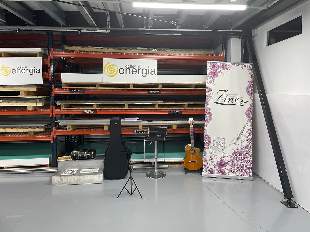 Zine banner next to a guitar in a music studio, culture niçoise, zine.
