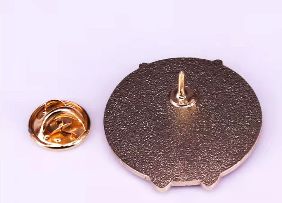 Miniature : Détail du dos d'une épingle ronde dorée: attaches et fermoir. Article de collection.
