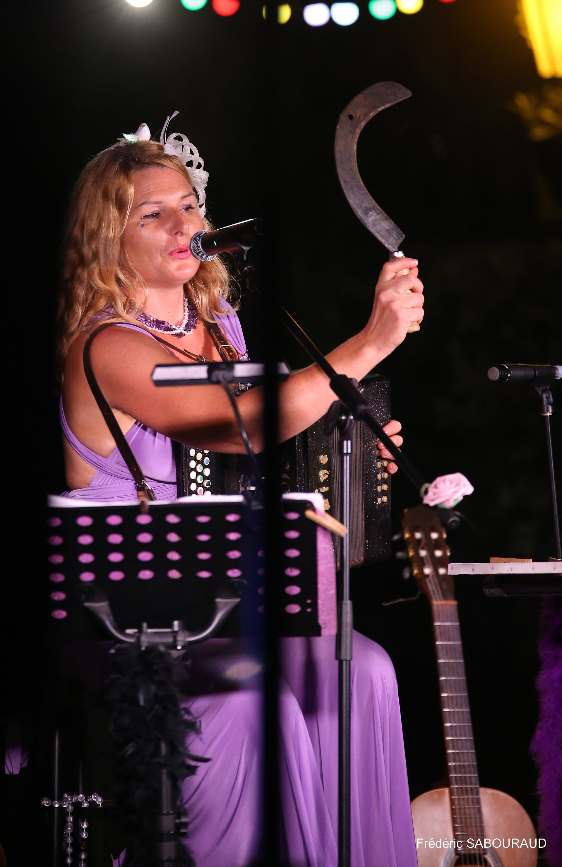 Femme chanteuse avec un accordéon, avec un microphone Chanson inédite : "Energia" scène.