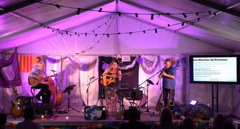 Trois musiciens en scène avec Les Marchés de Printemps Récitals de chansons sous chapiteau