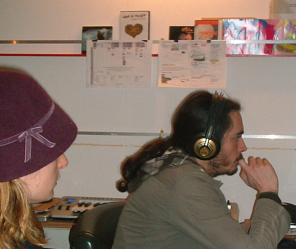Man wearing headphones and woman in studio, sortie musicale.