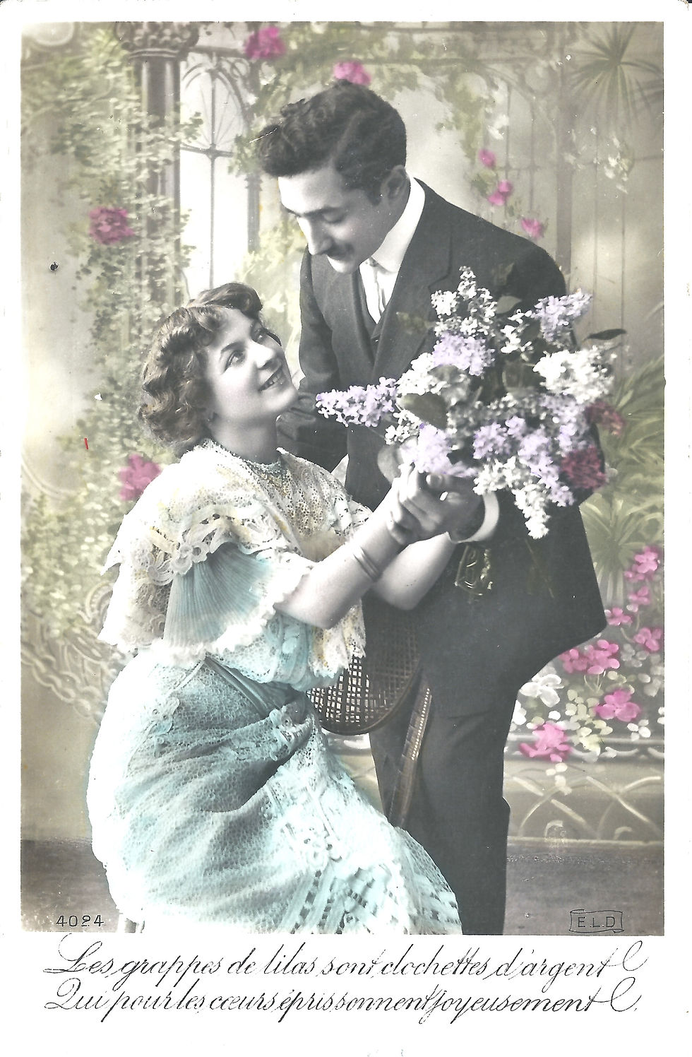 Miniature : Couple partageant des fleurs, texte manuscrit. Scène romantique, vintage, avec des roses.