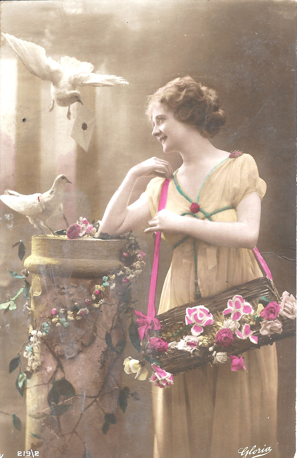 Miniature : Woman with doves and roses, smiling, with a flower-filled basket, vintage postcard.