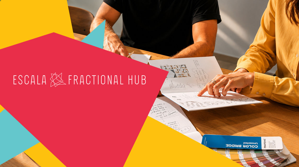 Proceso de branding Escala Fractional Hub con guías Pantone y bocetos, identidad de marca por &Dime