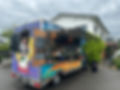 Izabella schaut aus ihrem Foodtruck