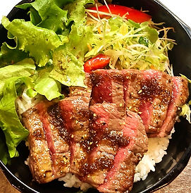 テイクアウトの国産牛ランプステーキ重