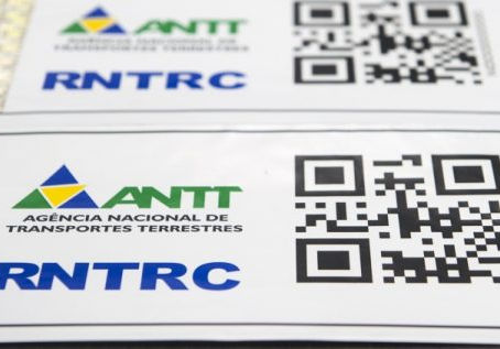 Entra em vigor fim do adesivo de identificação do RNTRC