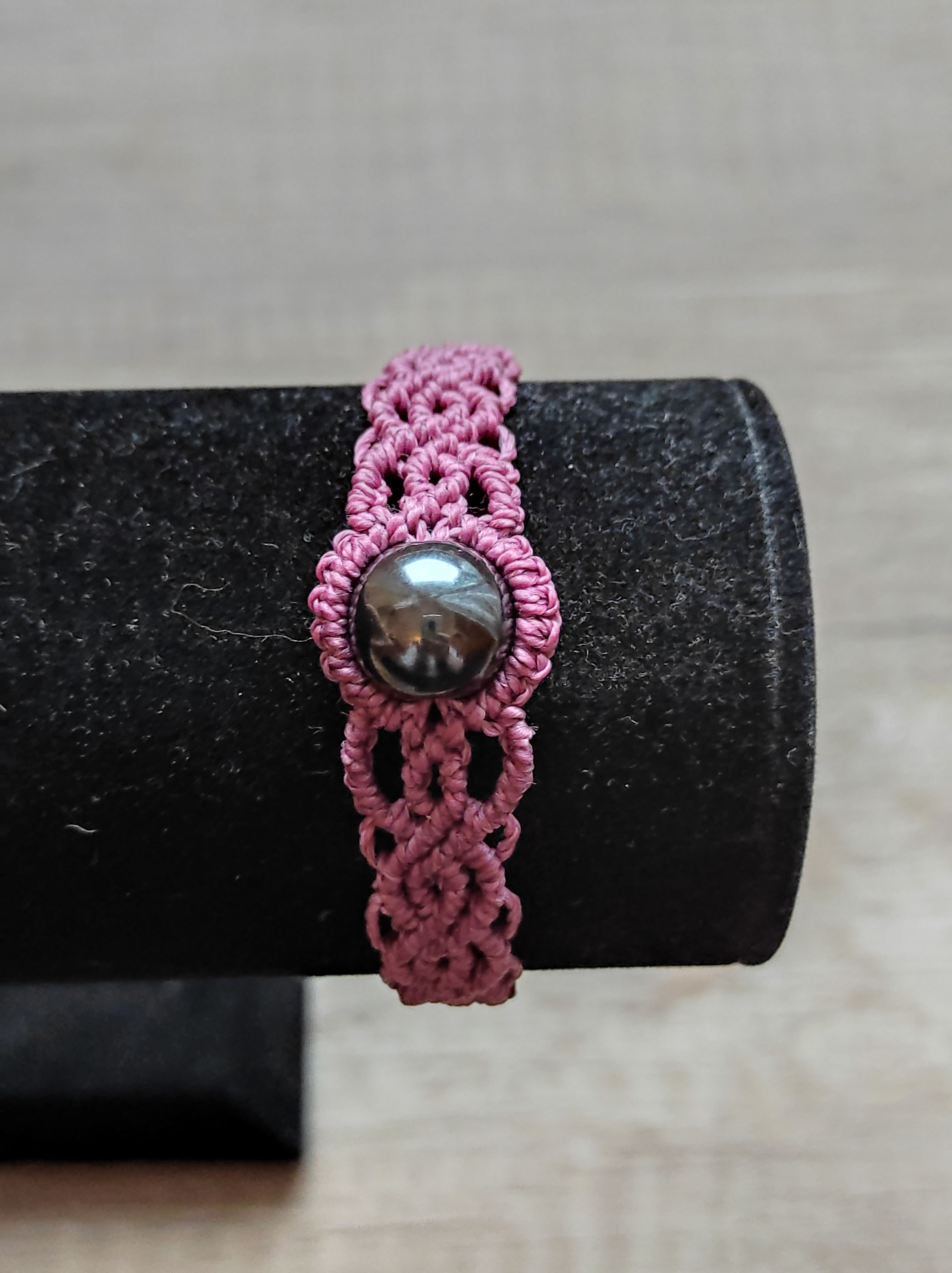 Makramee Armband mit Hämatitperle Detailansicht