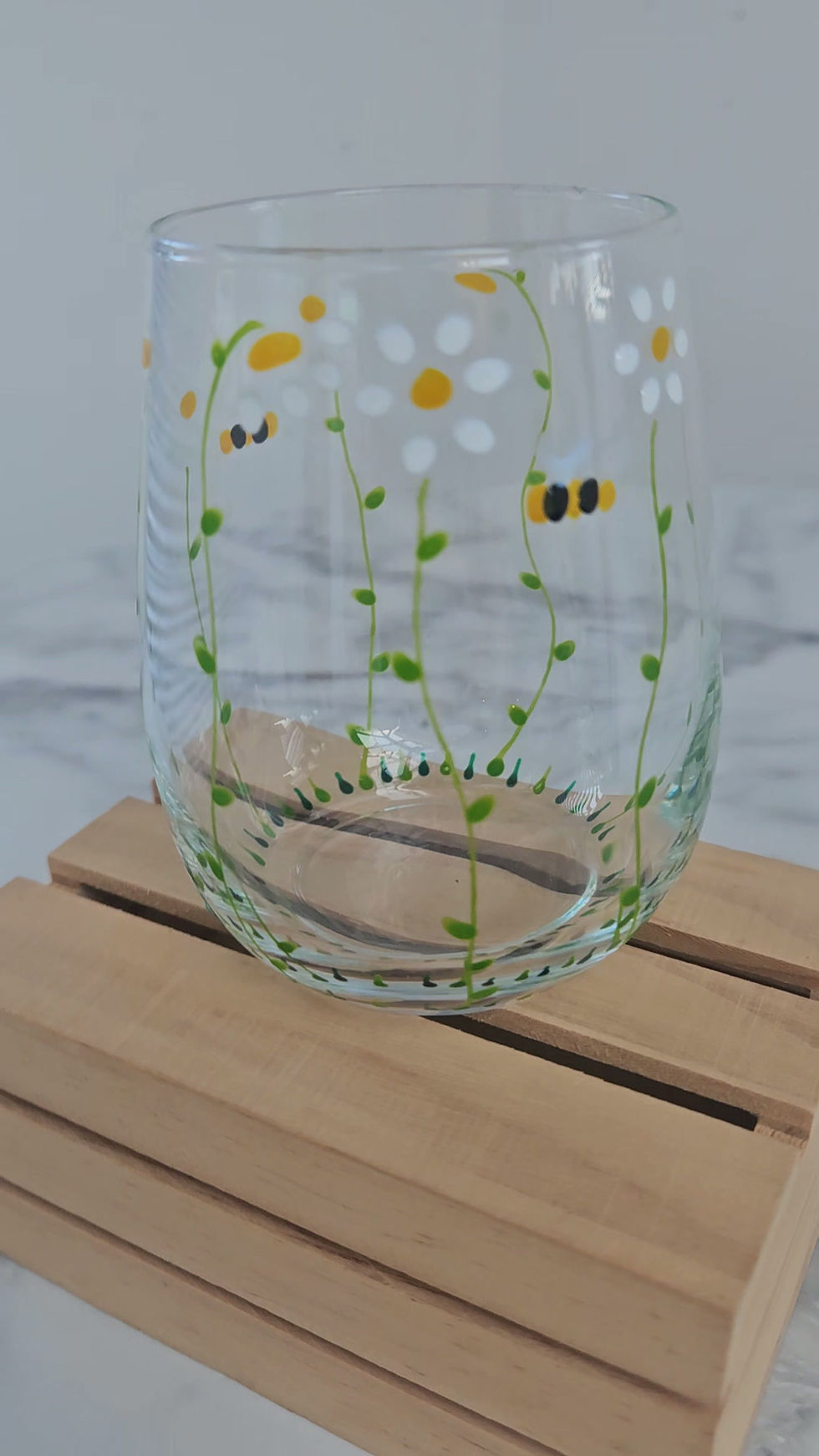 Thumbnail: Hand Painted Stemless Wine Glass in Dancing Daisies 