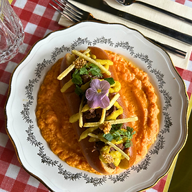 Effiloché de poulet en brioche, pickles, purée de carottes acidulée