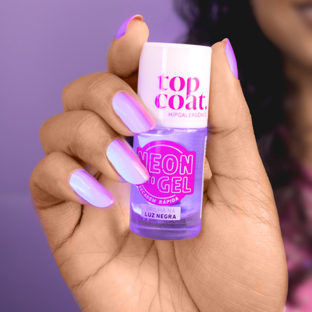 Mão de mulher segurando um esmalte Neon Gel com acabamento, com unhas combinando.