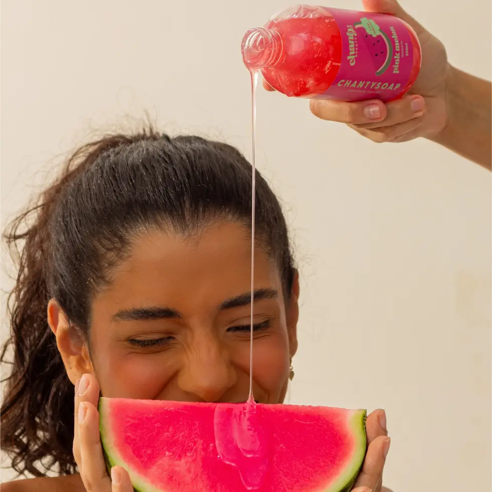 Sabonete líquido Chanty Beauty sendo derramado sobre fatia de melancia
