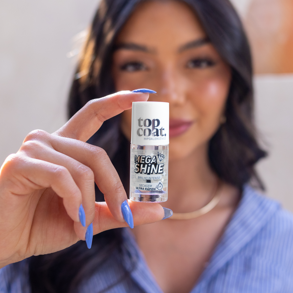 Mulher segurando Top Coat Mega Shine Esmalte Blant top coat mega brilho ultra brilho 8,5ml. Descolados da Web