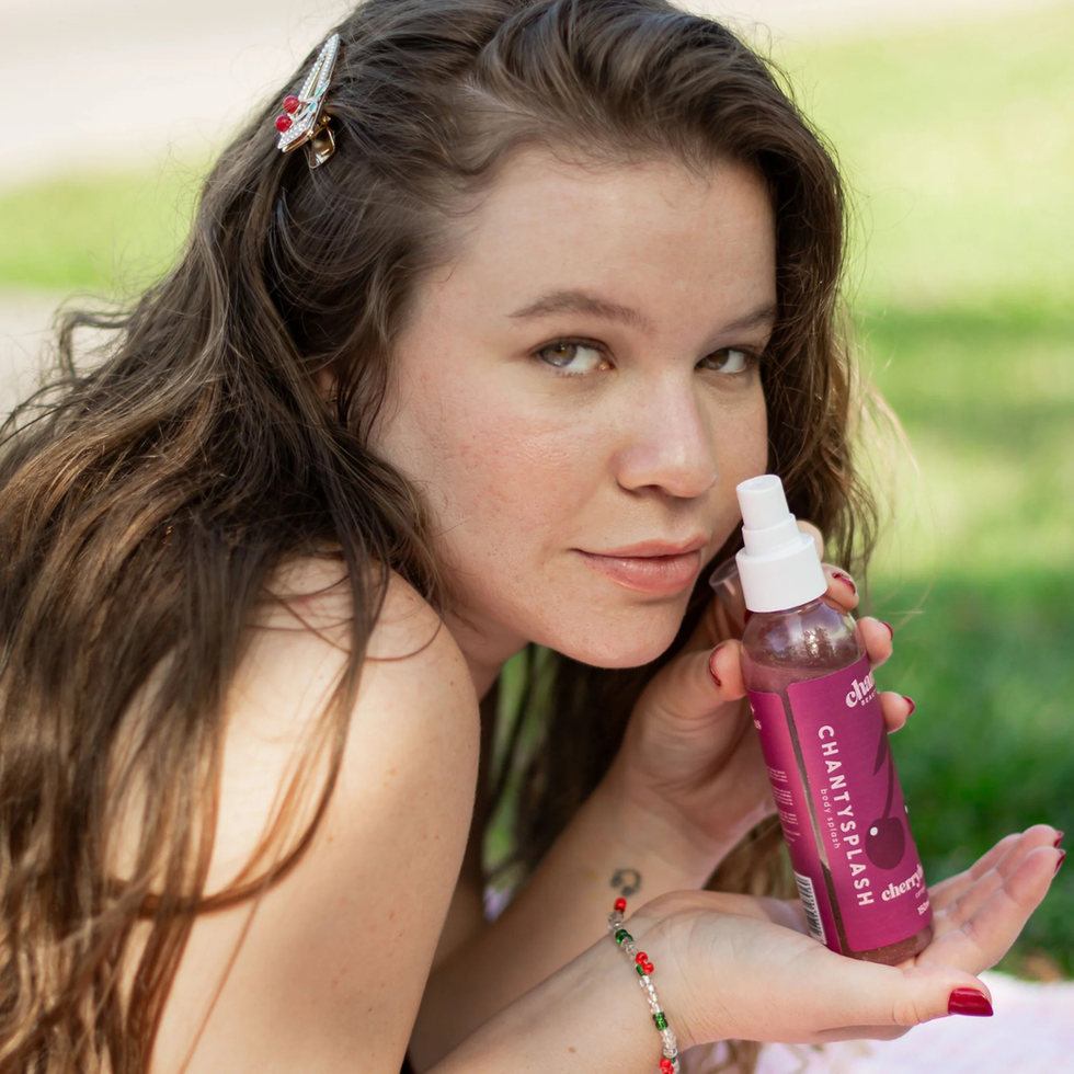 Mulher segurando Body splash chanty beauty cereja.