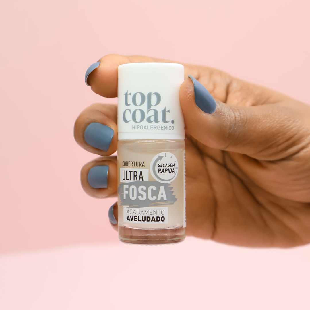 Mão segurando esmalte Top Coat Ultra Fosca de efeito aveludado, Descolados da Web
