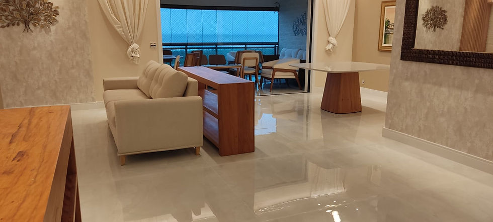 Sala de atendimento em clínica com marcenaria sob medida, iluminação decorativa e revestimentos sofisticados