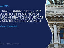 La riduzione di pena nel giudizio abbreviato non si estende ai reati già giudicati con sentenza irrevocabile (Cass. pen. n. 19420/25)
