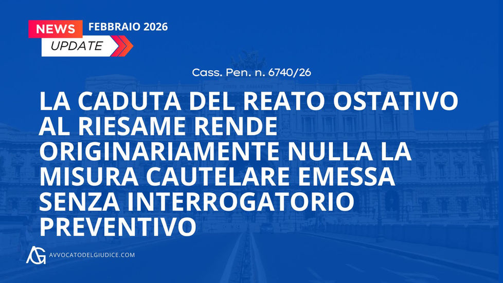 La caduta del reato ostativo al riesame rende originariamente nulla la misura cautelare emessa senza interrogatorio preventivo (Cass. Pen. n. 6740/26)