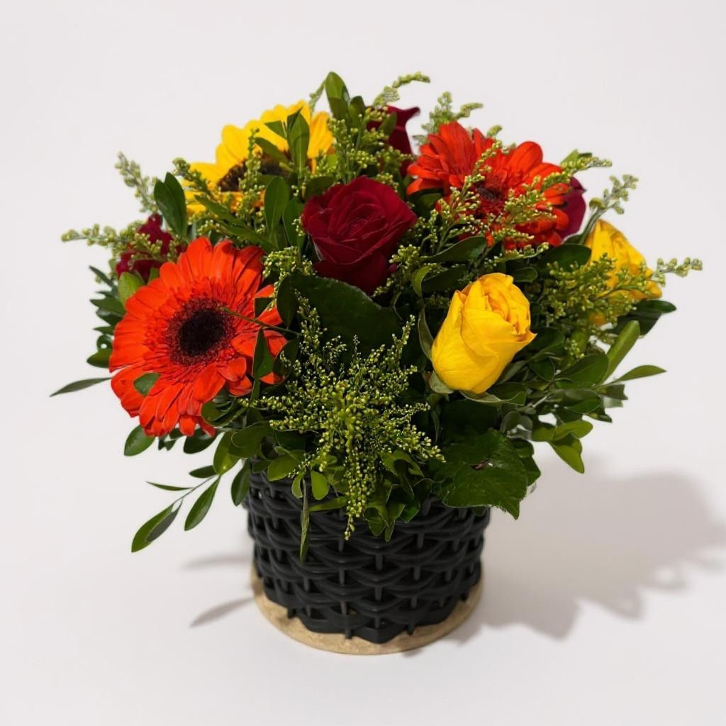 Cesta Mix de Flores em Tons Quentes