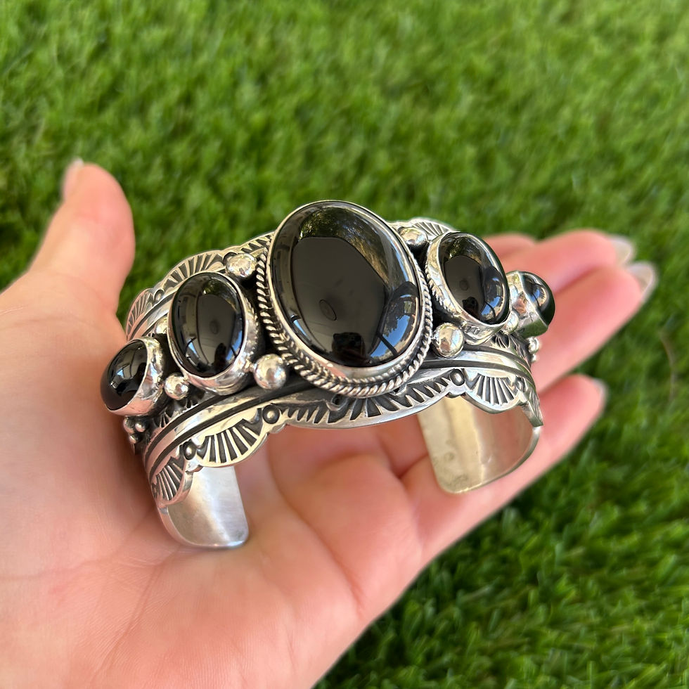 Miniature : M/LG Black Onyx 5-Stone Scalloped-Edge Cuff Handmade by Navajo Happy Piasso