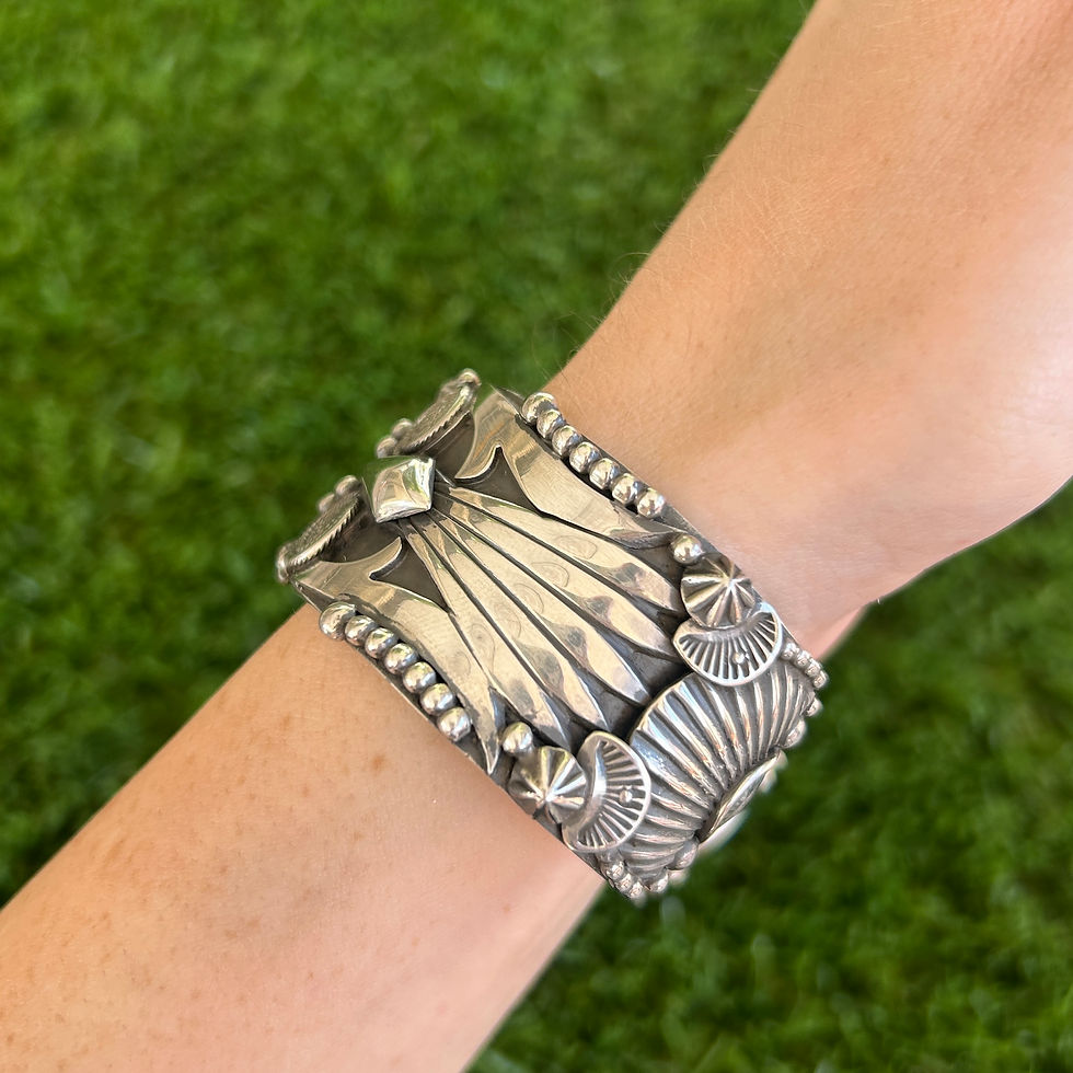 Miniature : XS-S Elaborate Sunburst Appliqué 3D Cuff 1 Handmade by Navajo Delbert Gordon