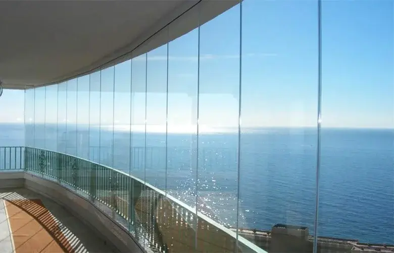Cortina de vidro, em sacada de frente para o mar