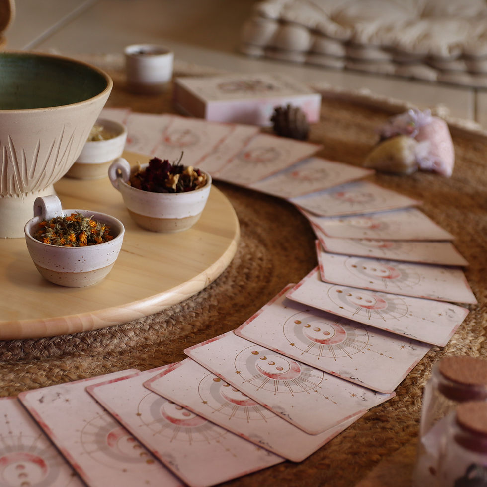 קלפי המסרים Piece of light מסודרים במעגל נשים על שטיח בוהו שיק עם ערכת שרפים לטקס טיהור, הקטרה וזימונים במולד