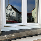 Fensterrahmen mit Spiegelung