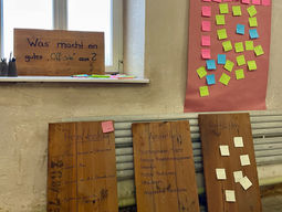 Beklebte Zettel auf Wänden