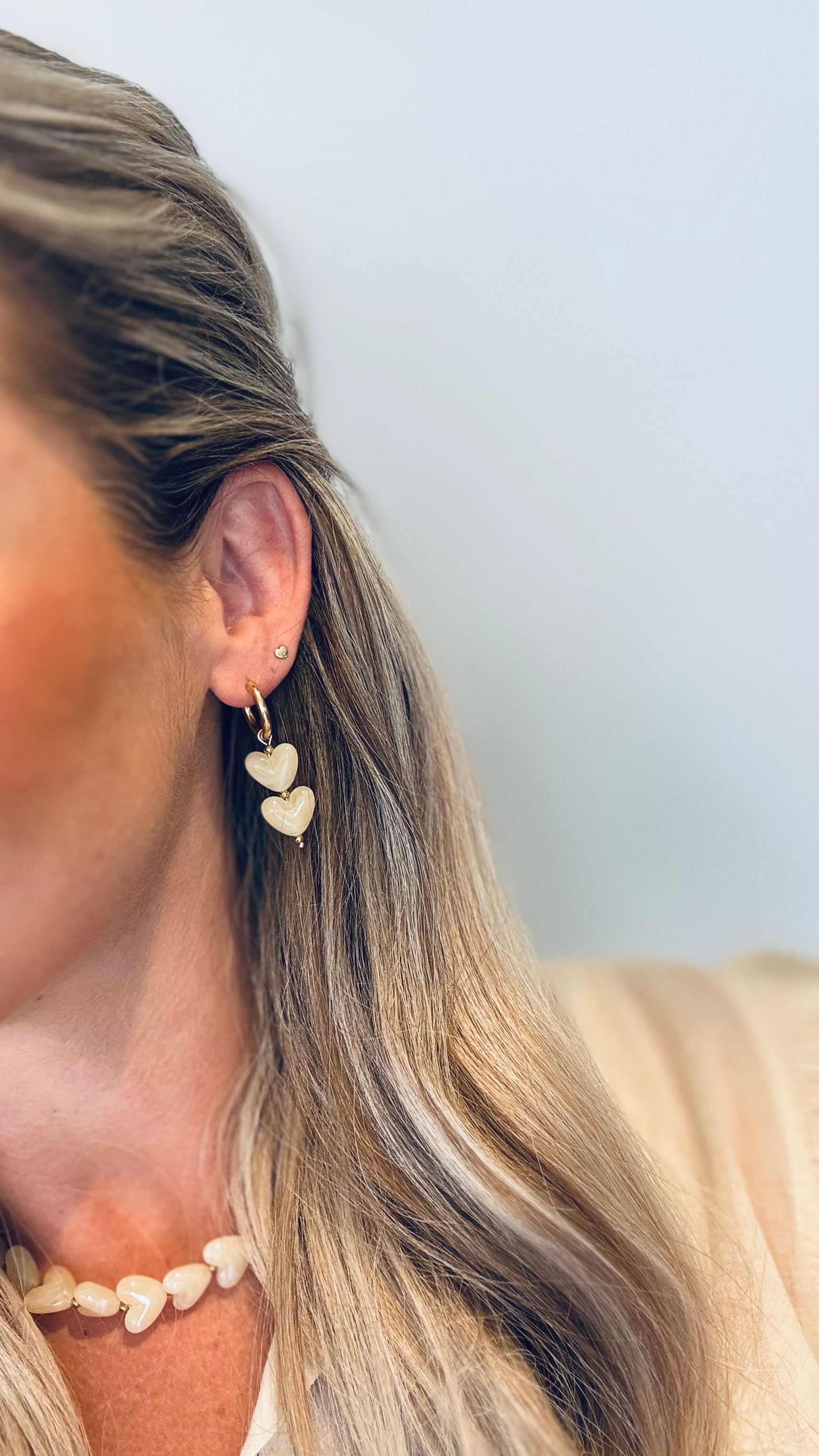 Oorbellen Met Hartjes Beige