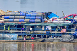 tráfego fluvial no Rio Congo