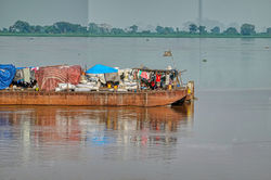tráfego fluvial no Rio Congo