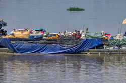 tráfego fluvial no Rio Congo