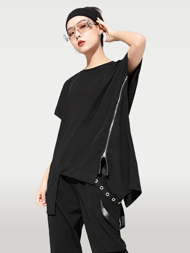 Black and white casual long sleeve t-shirt, made from a cotton blend material. Cusuti