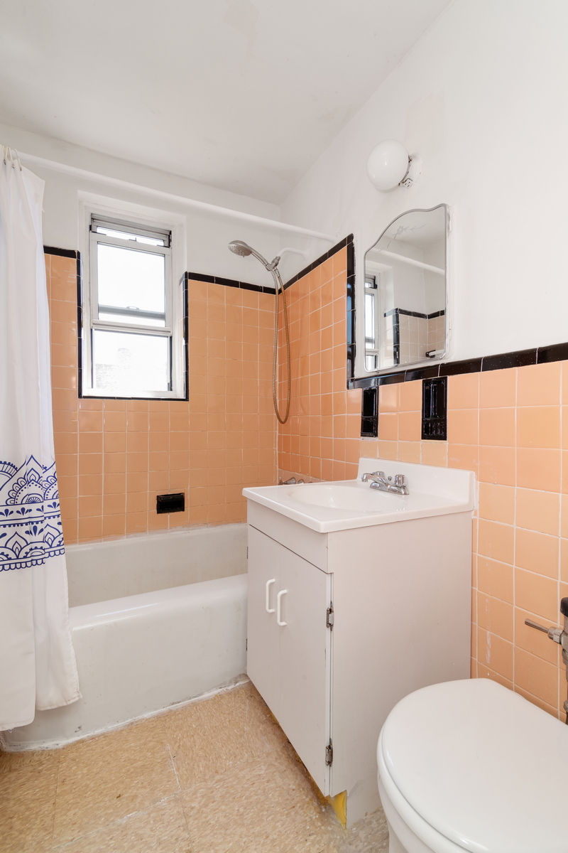 67-11_Yellowstone_Boulevard_6C_Bathroom