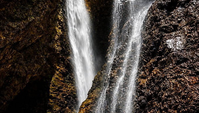 Cachoeira do Dragão
Cachoeira do Dragão em Alto Paraíso de Goiás, queda d’água entre cânions de pedra na Chapada dos Veadeiros