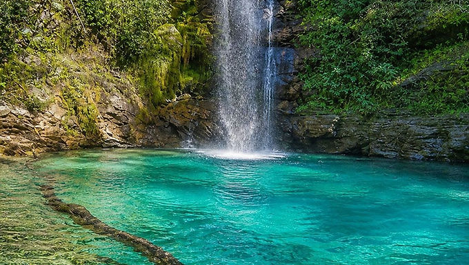 Cachoeira Santa Bárbara Cavalcante Chapada dos Veadeiros água azul cristalina