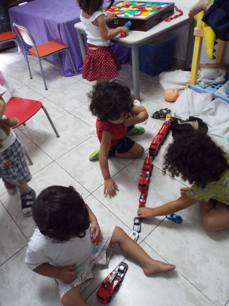 Crianças brincam com carrinho