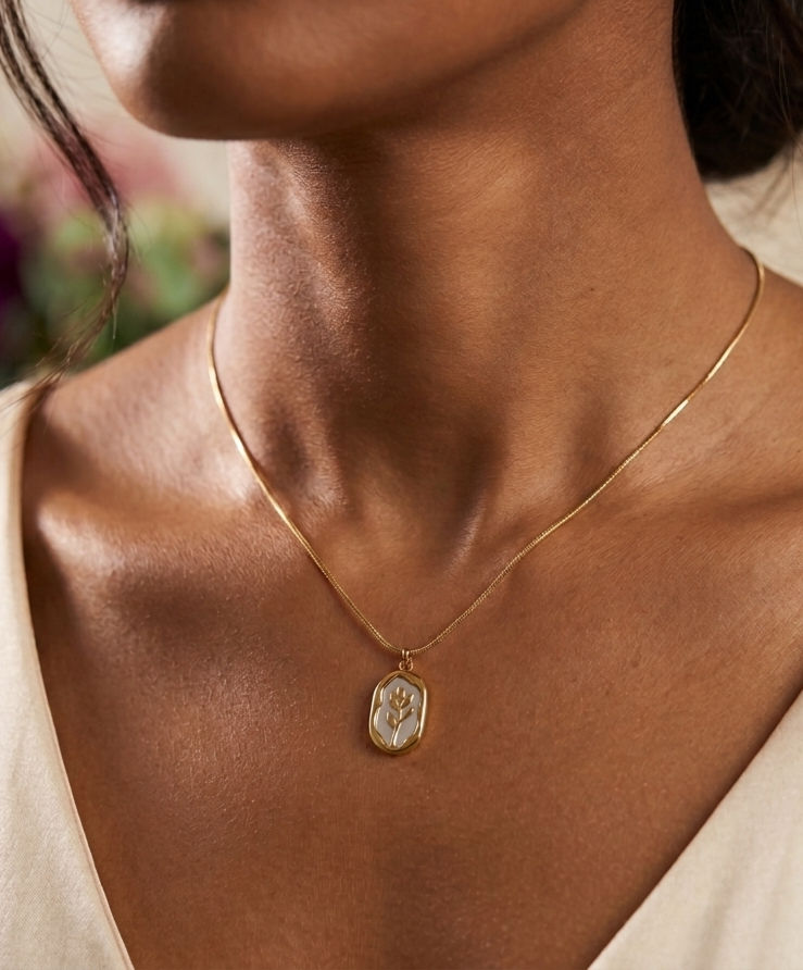 18Kt Gold Polished Oval Floral Pendant Chain