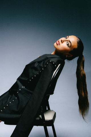 Enola Bedard Captures the Unspoken on New Single ‘Unavez’