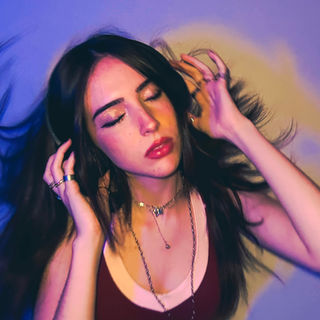 Gabriela Bee Embraces Healing on Shimmering New Single ‘hate 2 hate u’