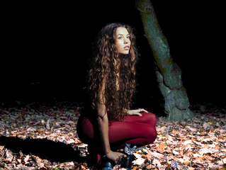 Charlotte MacInnes launches music career with powerful debut single ‘Struck’