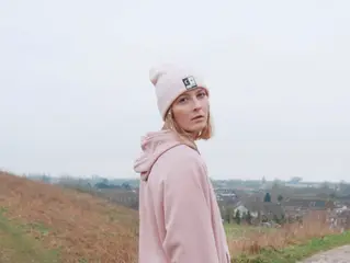 EMMA ELIZABETH SHARES TENDER, HEARTFELT NEW SINGLE “OVERWHELMED”