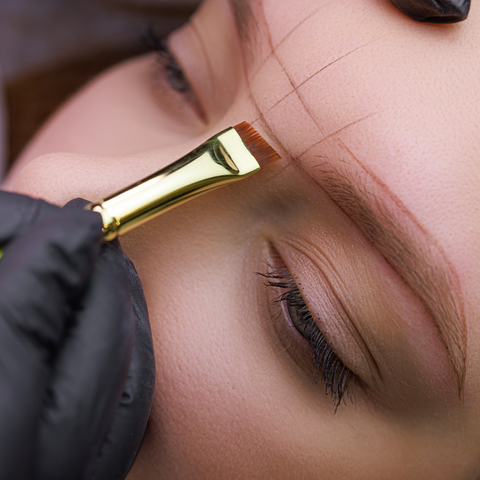 Soin Naturel des Sourcils à Genève – AVAGIQUE
Retrouvez la beauté naturelle de vos sourcils avec nos soins experts à Genève. Chez AVAGIQUE, nous proposons plusieurs techniques pour structurer, densifier et sublimer vos sourcils tout en respectant leur nature :
• Brow Lamination / Brow Lifting : discipline et redessine les poils pour un effet lifté et soigné.
• Épilation au Fil : méthode douce et précise pour une forme parfaite sans agresser la peau.
• Teinture des Sourcils : intensifie la couleur pour un regard plus profond et défini.
• Traitement de Rehaussement Naturel : soins ciblés pour stimuler la pousse et renforcer les sourcils clairsemés.
Offrez à vos sourcils un look naturel, élégant et sain avec nos soins professionnels adaptés à chaque type de peau et de poil.