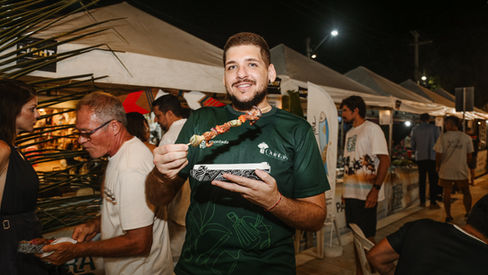 pqcaio comendo espetinho no Festival Terra e Mar