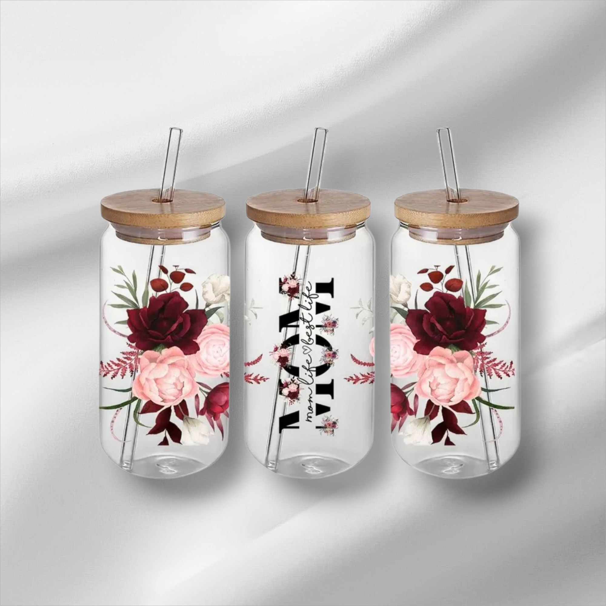 Tasse en verre avec pailles