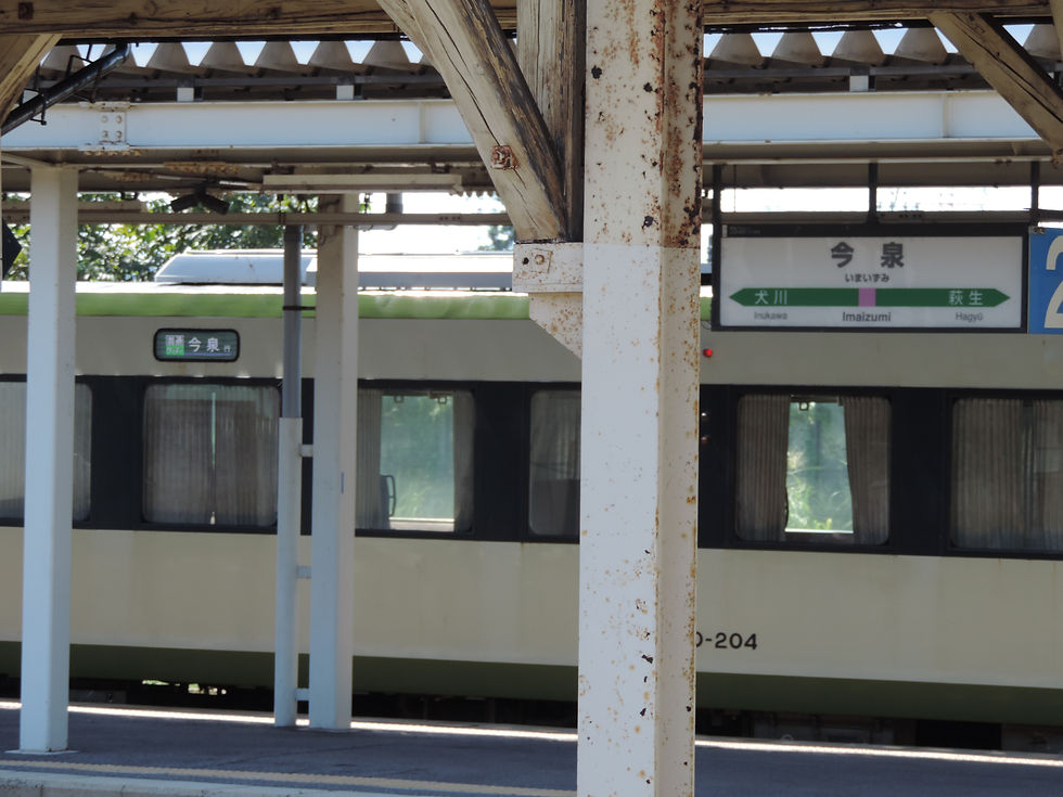 今泉駅停車中の米坂線キハ110